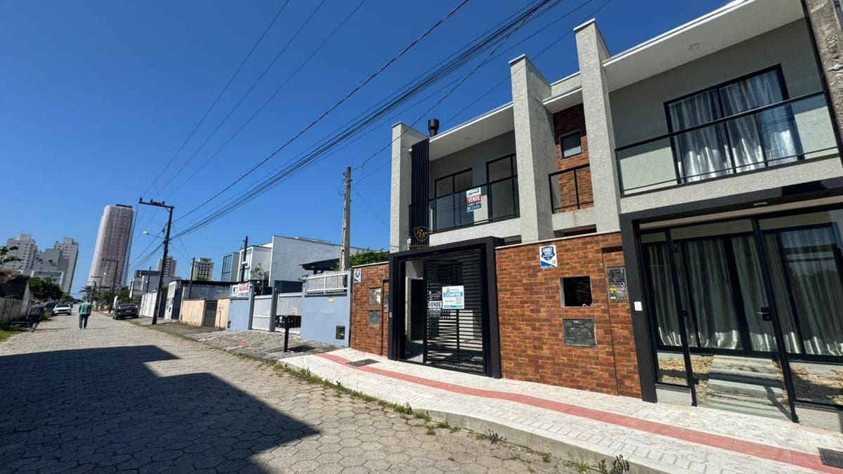 Sobrado Com 3 Dormitórios apenas 450 metros do mar - Casa em Itacolomi, Balneário Piçarras - à venda - RS Soluções Imobiliárias