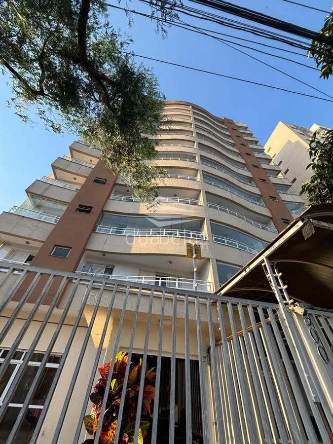 Edifício alto com varanda de vidro