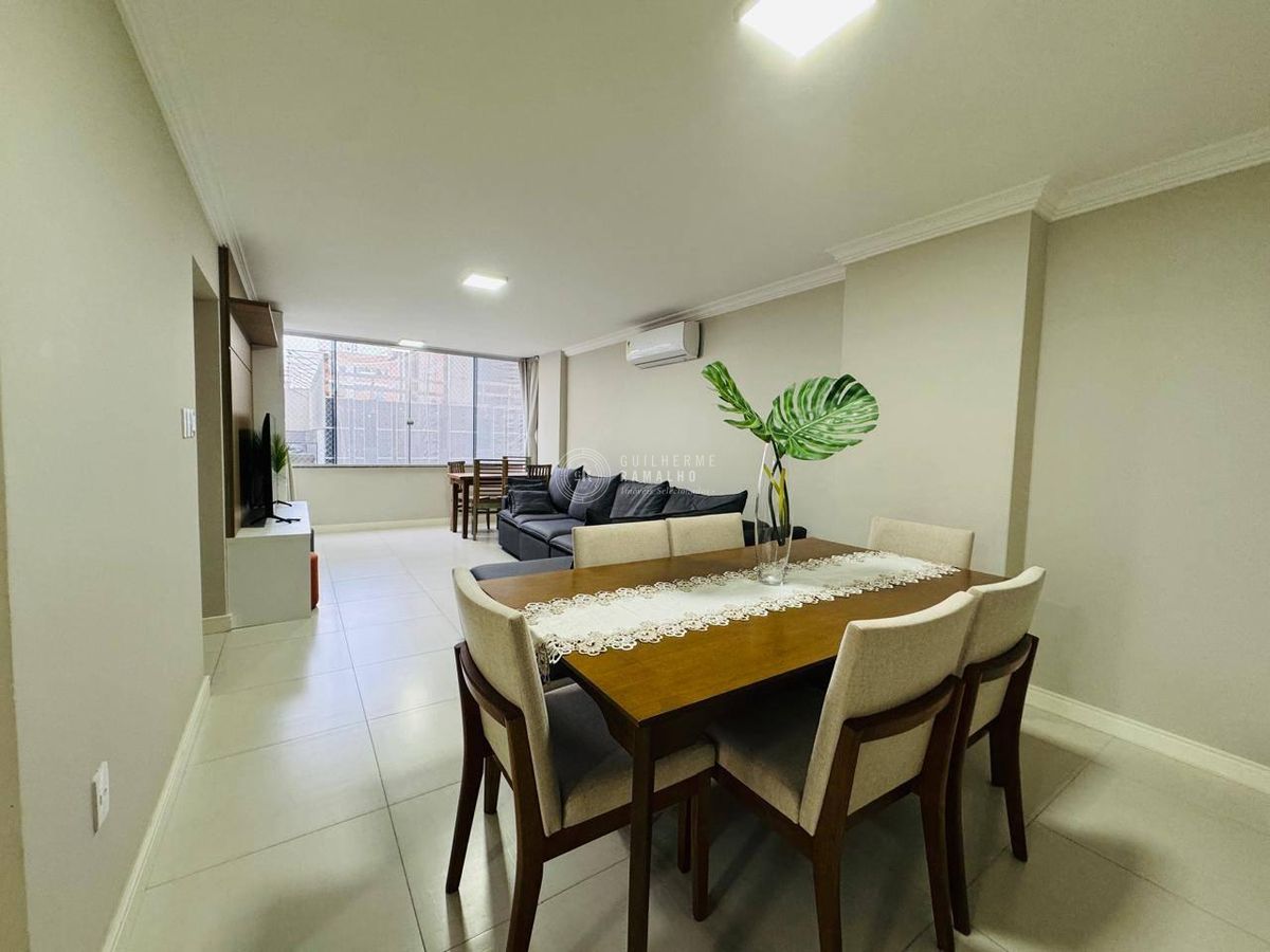 Sala com teto de gesso, piso de porcelanato e paredes claras