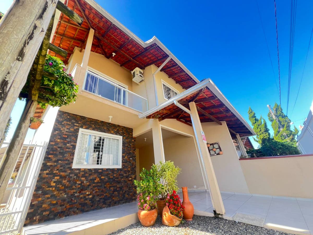 Sobrado com Área de Festas a apenas 200m do Mar - Casa em Itacolomi, Balneário Piçarras - à venda - RS Soluções Imobiliárias