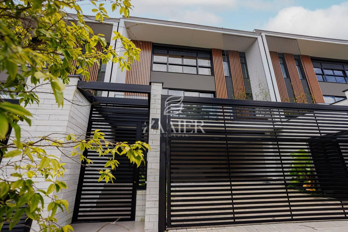 Sobrado de 3 quartos, 291m² no bairro América, em Joinville | Eu Corretor