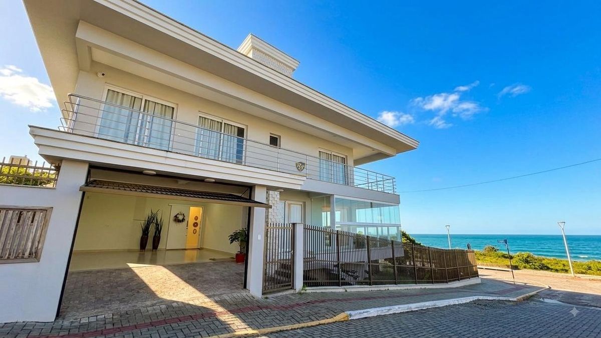 Casa Frente Mar - Com Elevador - Casa em Itacolomi, Balneário Piçarras - à venda - RS Soluções Imobiliárias