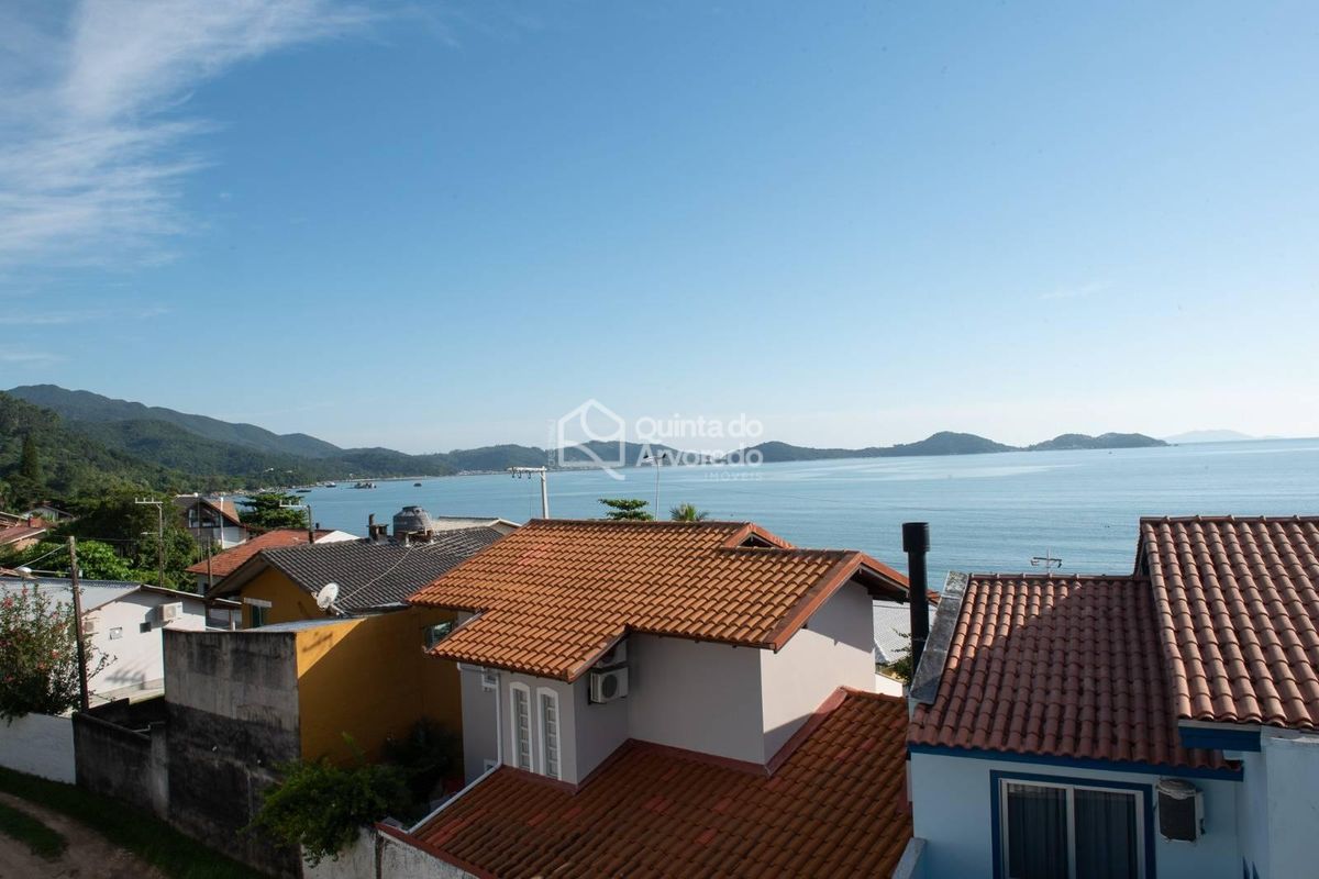 Sobrado Praia dos Magalhães - Casa Geminada em Costeira, Governador Celso Ramos - à venda - Quinta do Arvoredo Imóveis