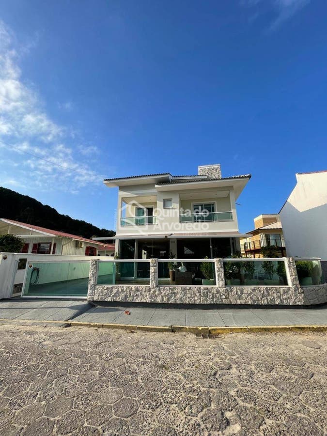 Casa frente mar Armação da Piedade - Casa em Armação da Piedade, Governador Celso Ramos - à venda e para temporada - Quinta do Arvoredo Imóveis