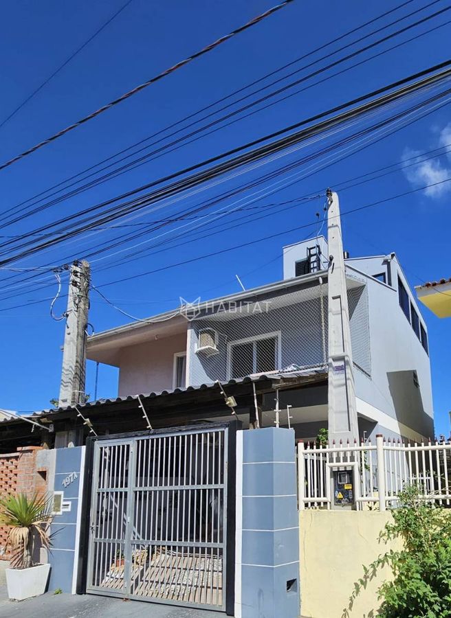 Sobrado com Dois Dormitórios Sendo 01 Suíte a 80 Metros da Praia Central - Sobrado em Centro, Navegantes - à venda - Habitat Negócios Imobiliários
