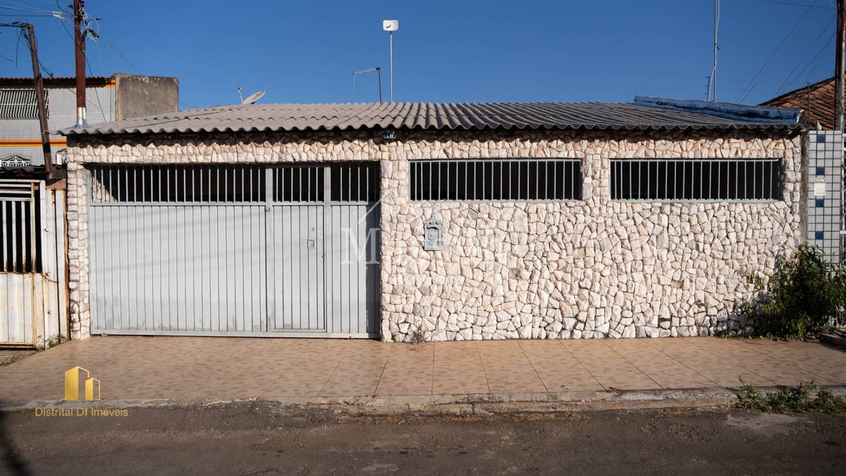 CASA DE 4 QUARTOS COM CHURRASQUEIRA E CASA DE FUNDOS NA QNJ 06 – TAGUATINGA NORTE - Casa em Taguatinga Norte (Taguatinga), Brasília - à venda - Massuh Imóveis
