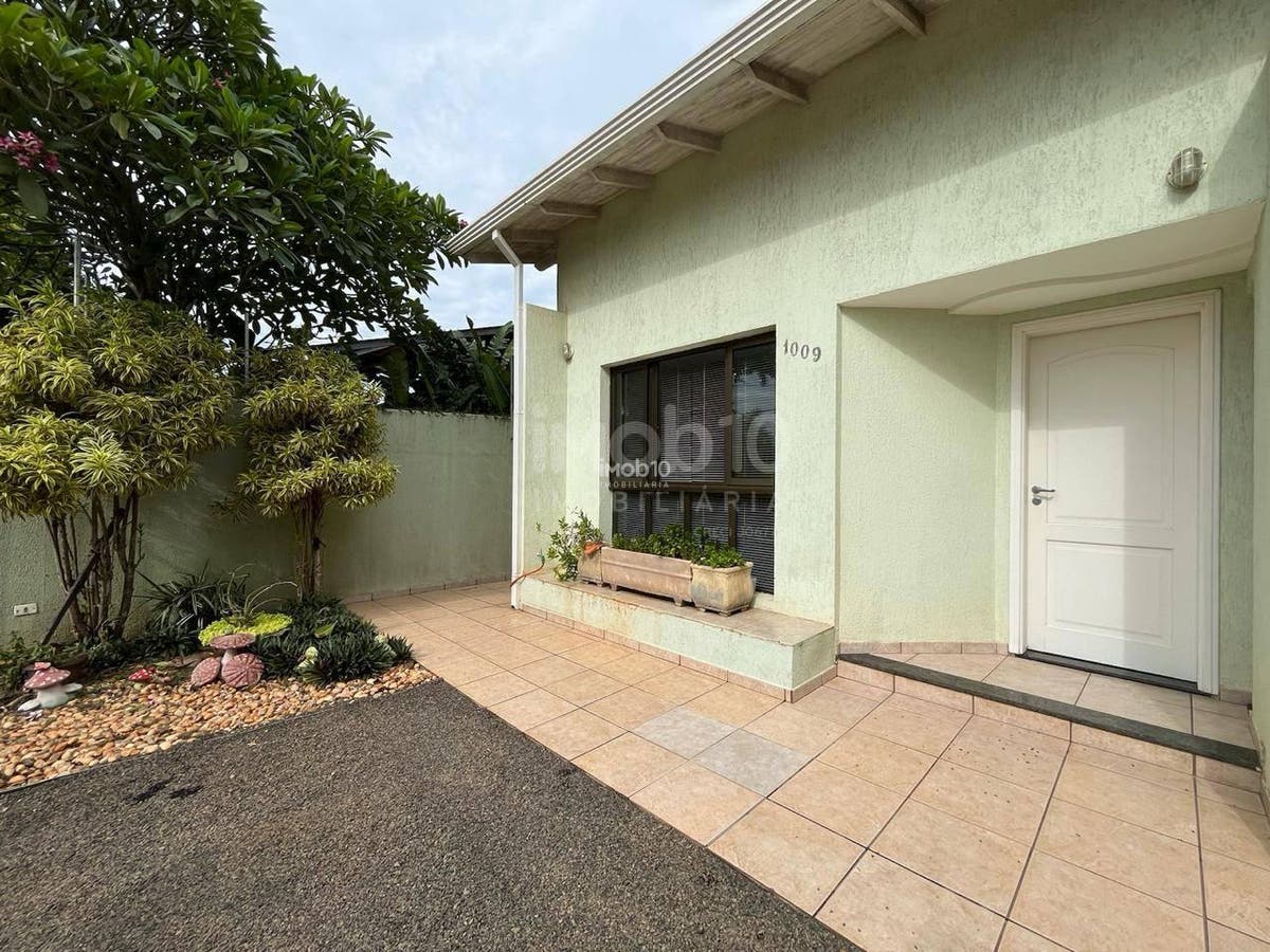 CASA COM 4 QUARTOS E PISCINA NO BAIRRO JARDIM IGUAÇU EM FOZ DO IGUAÇU - PR