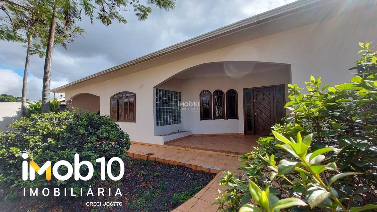 CASA COM 4 QUARTOS E PISCINA A VENDA NO BAIRRO PANORAMA EM FOZ DO IGUAÇU - PR