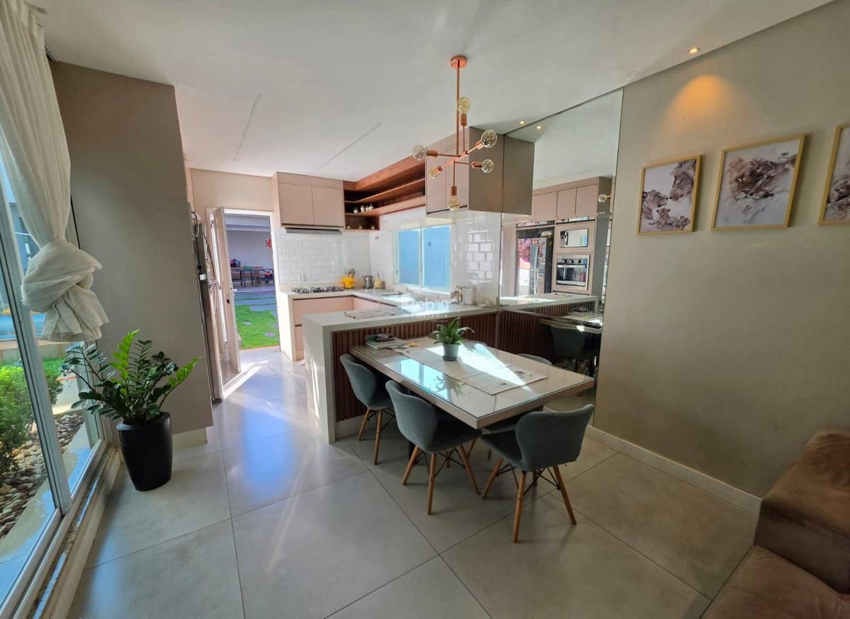 CASA TÉRREA COM 3 QUARTOS, PISCINA E EDÍCULA COM CHURRASQUEIRA NO BAIRRO JARDIM BOURBON EM FOZ DO IGUAÇU - PR.