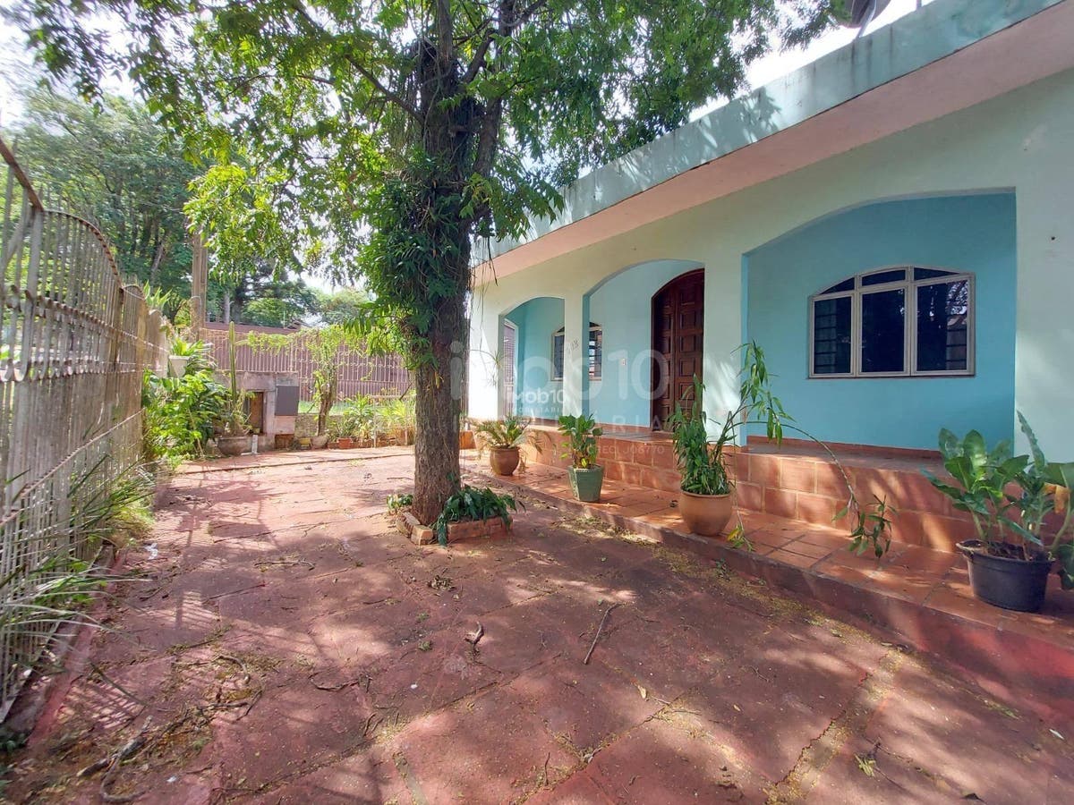 CASA A VENDA COM 4 QUARTOS NO CENTRO DE FOZ DO IGUAÇU - PR