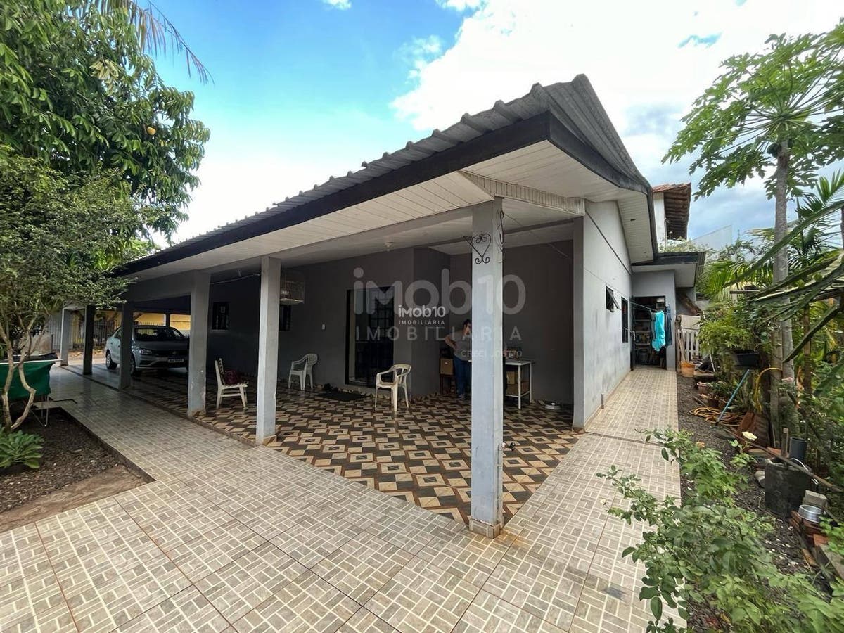 CASA COM 3 QUARTOS NO BAIRRO VILA ADRIANA EM FOZ DO IGUAÇU - PR