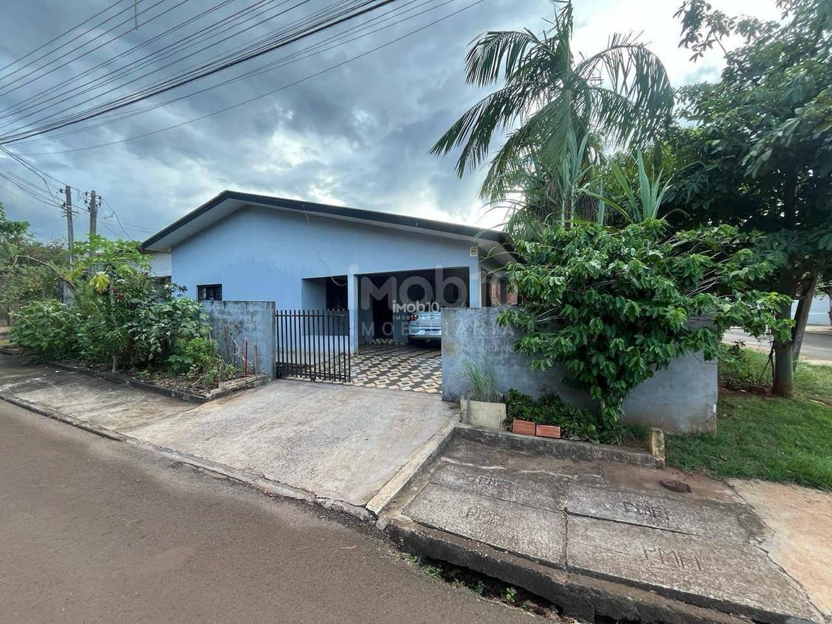 CASA COM 3 QUARTOS NO BAIRRO VILA ADRIANA EM FOZ DO IGUAÇU - PR