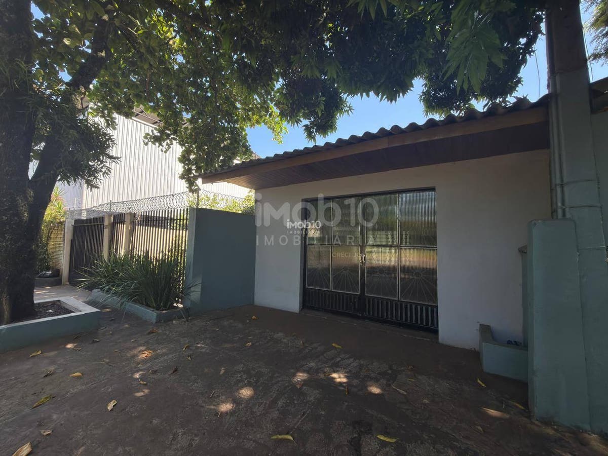 CASA À VENDA COM 3 QUARTOS E SALA COMERCIAL ANEXA, NO JARDIM AMÉRICA EM FOZ DO IGUAÇU/PR