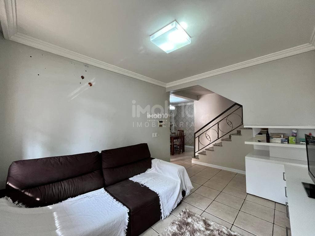 SOBRADO À VENDA COM 03 QUARTOS NA VILA MARACANÃ - FOZ DO IGUAÇU/PR