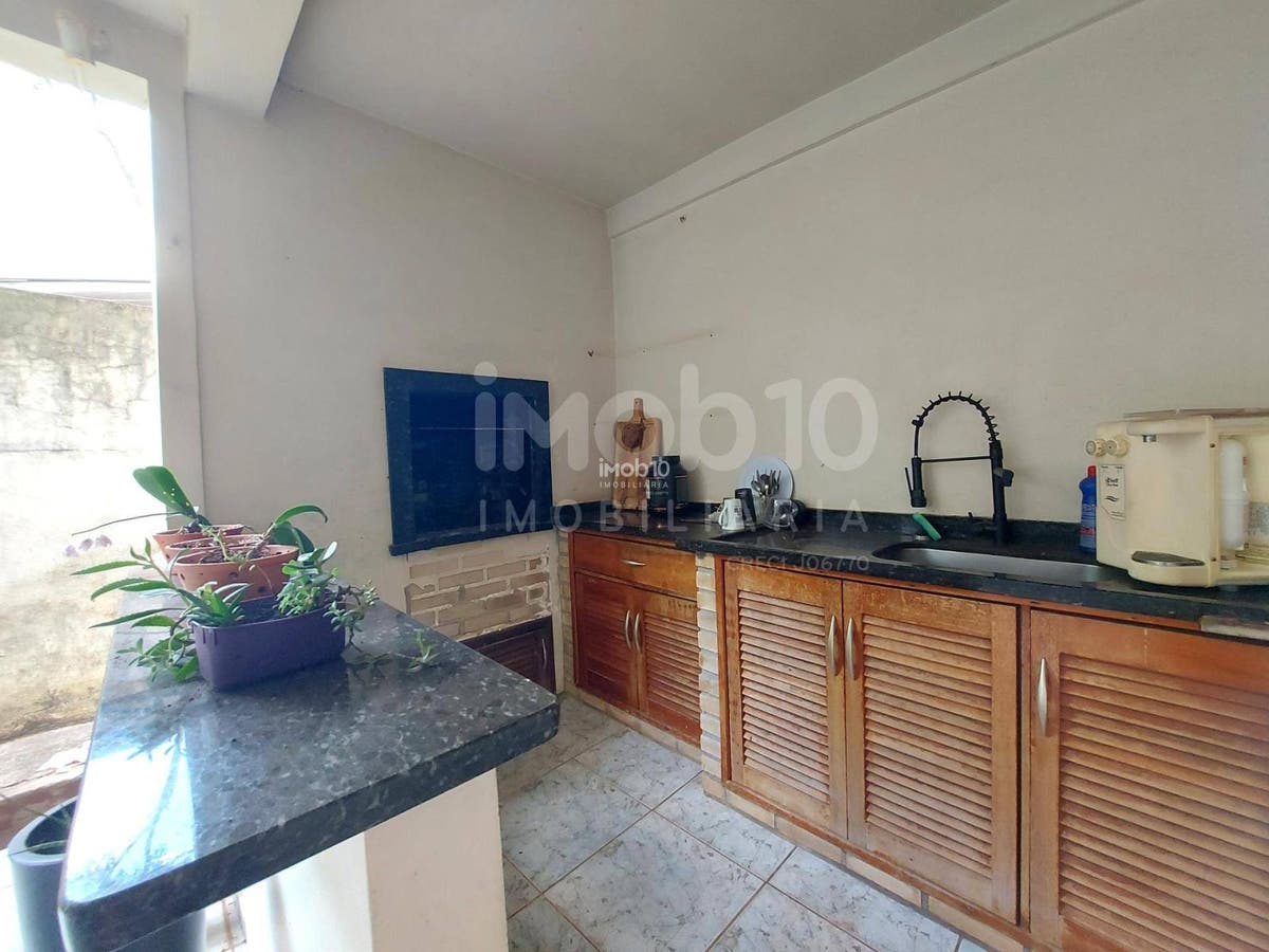 SOBRADO COM 4 QUARTOS A VENDA NO CENTRO DE FOZ DO IGUAÇU - PR