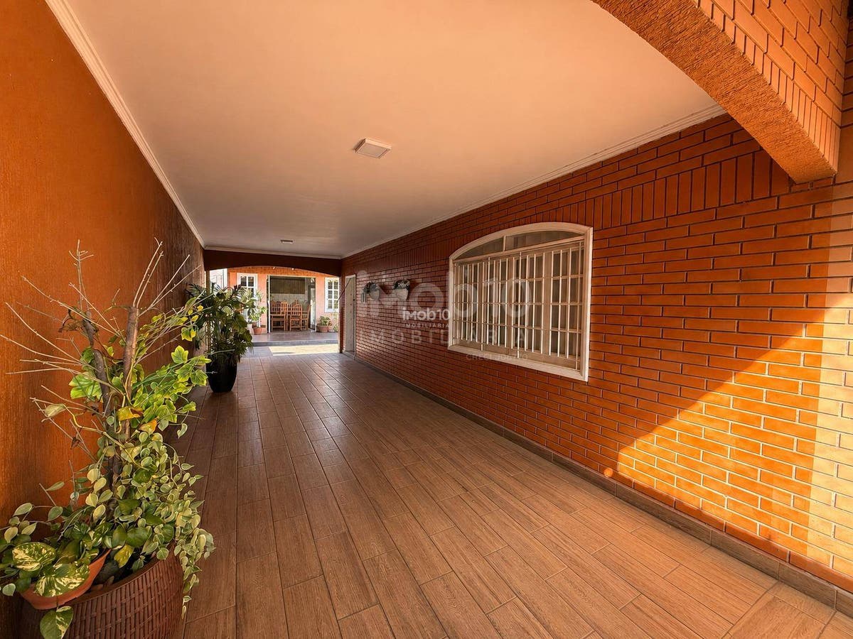 CASA A VENDA COM UMA SUITE + MAIS 2 QUARTOS NO JARDIM BOURBON FOZ DO IGUAÇU - PR
