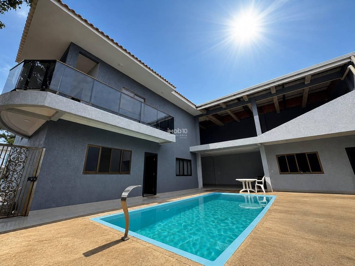 SOBRADO COM 6 QUARTOS COM PISCINA PARA ALUGUEL OU VENDA NO BAIRRO JARDIM IPÊ EM FOZ DO IGUAÇU - PR
