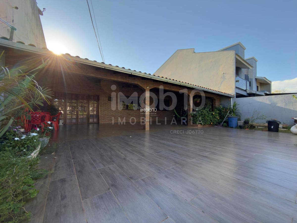 CASA A VENDA FRENTE COM AV. PARANÁ JARDIM KARLA FOZ DO IGUAÇU - PR