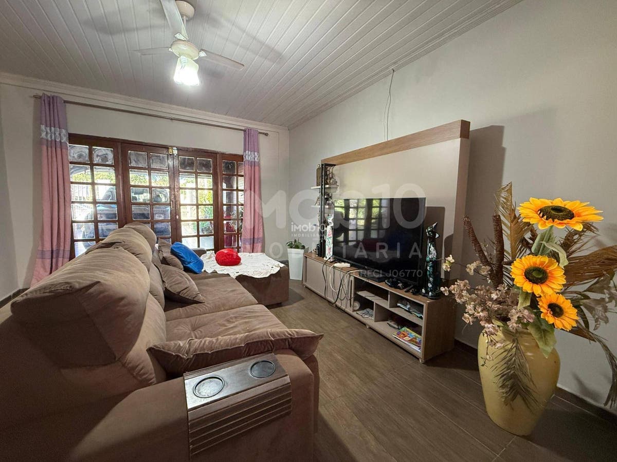 CASA A VENDA FRENTE COM AV. PARANÁ JARDIM KARLA FOZ DO IGUAÇU - PR
