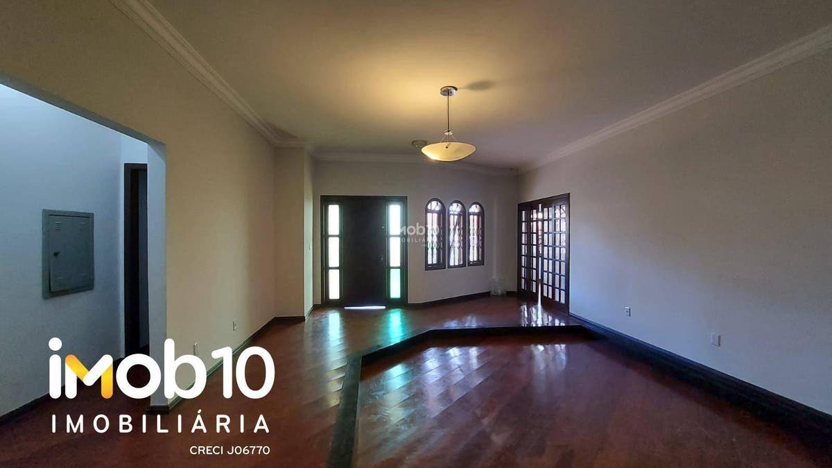 CASA COM 4 QUARTOS E PISCINA A VENDA NO BAIRRO PANORAMA EM FOZ DO IGUAÇU - PR