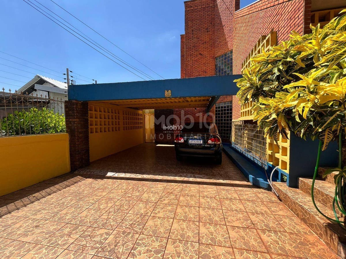 SOBRADO À VENDA COM 3 QUARTOS E PISCINA NO CENTRO - FOZ DO IGUAÇU/PR