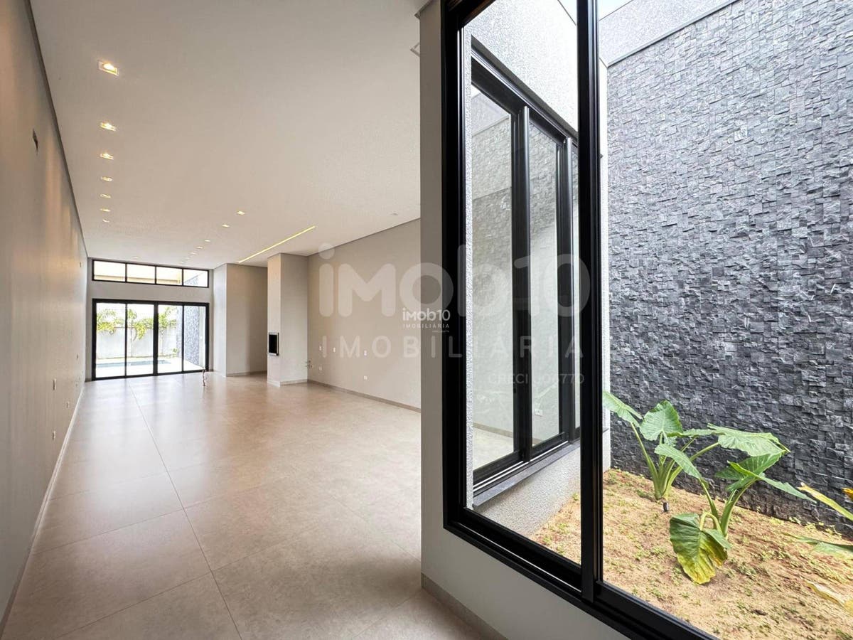 CASA COM 3 SUÍTES TÉRREA A VENDA NO CONDOMÍNIO FECHADO SAFIRA EM FOZ DO IGUAÇU - PR