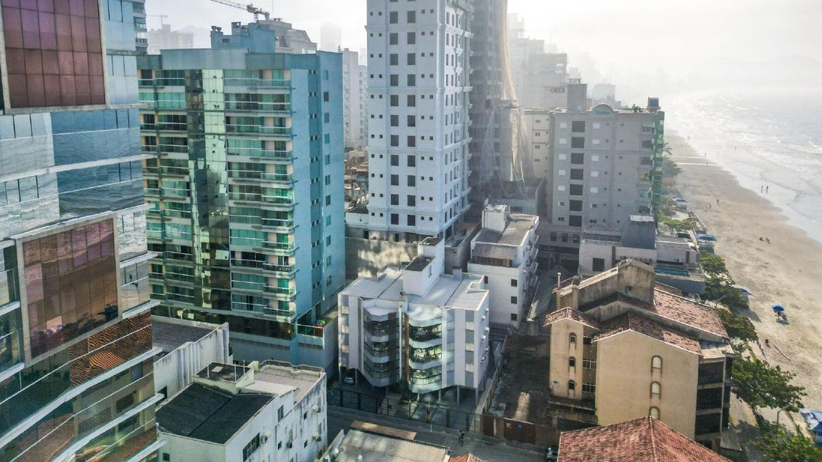Apto 4 dorms (2 suítes) — A 30 passos do Mar, Itapema/SC - Apartamento em Meia Praia, Itapema - para locação - Portal Imóveis Itapema
