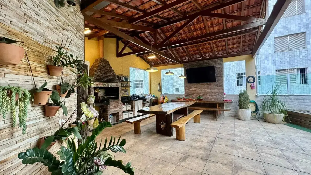 Escritório com paredes de pedra, teto de madeira e plantas decorativas.