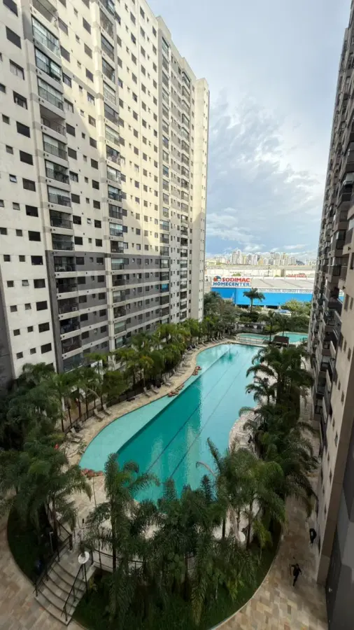 Vista para a piscina do condomínio