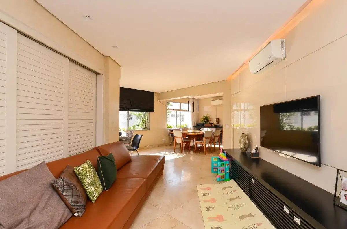 Sala com sofá, móveis, TV, iluminação