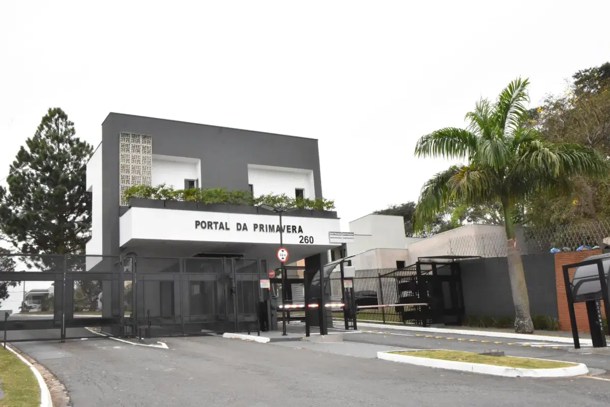 **Casa de Alto Padrão à Venda por R$ 3.240.000 no Portal da Primavera | 4 Suítes, Piscina e Fundo para a Mata – Engordadouro, Jundiaí** - Casa de Condomínio em Jundiaí - à venda - Team ÊXITO Imob