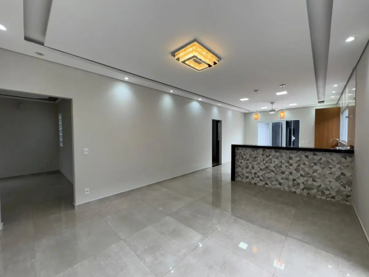Sala de estar e jantar com balcão