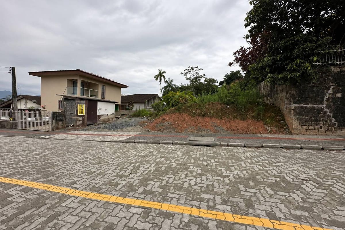 Rua com terreno