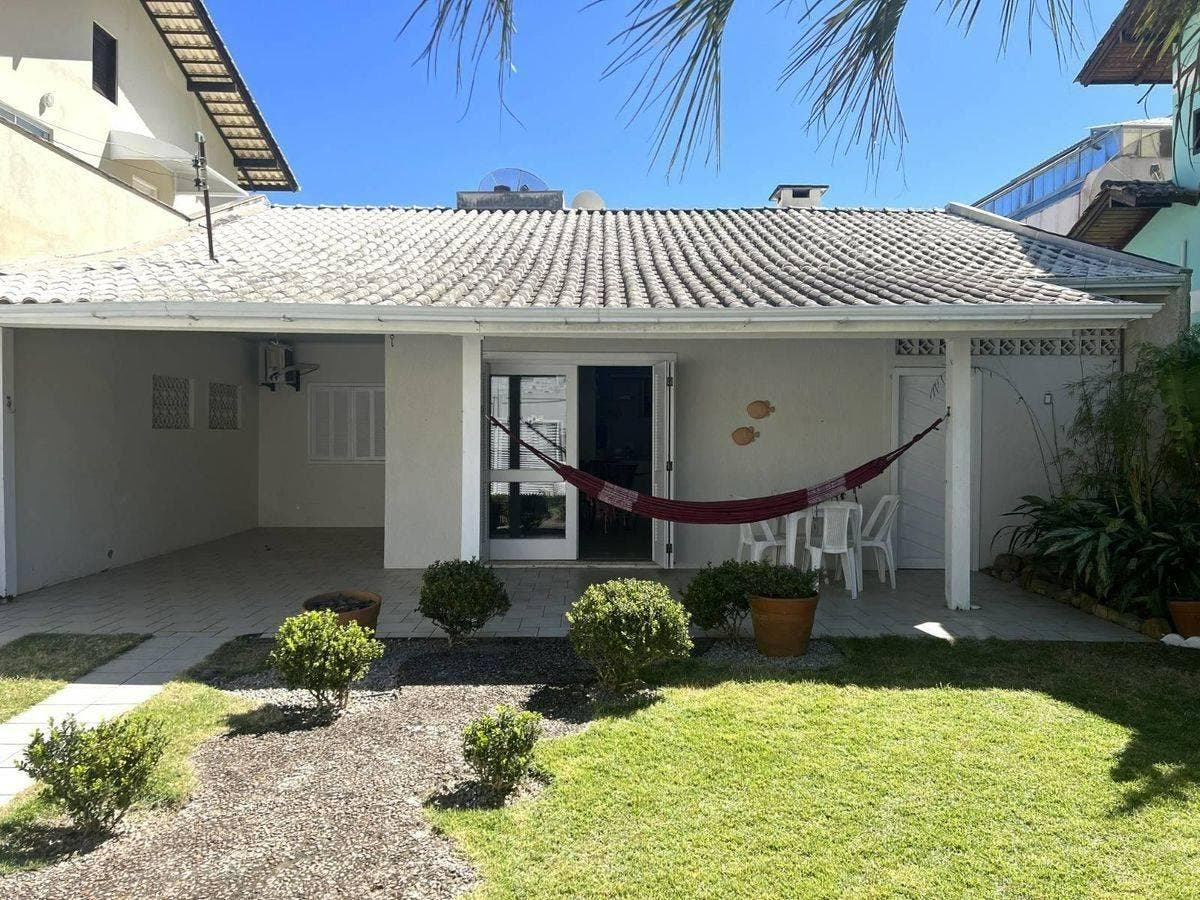 Casa 3 Quartos Próxima ao Mar Praia Bombas Bombinhas SC - Casa em Bombas, Bombinhas - à venda - Imobiliária Rota do Sol