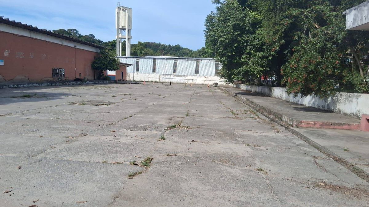 Galpão e pátio em Jacarepaguá - 887 m² A.C. e 10.581 m² Terreno - Galpão em Jacarepaguá, Rio de Janeiro - para locação - PERENNIAL ASSESSORIA E SERVIÇOS LTDA EPP