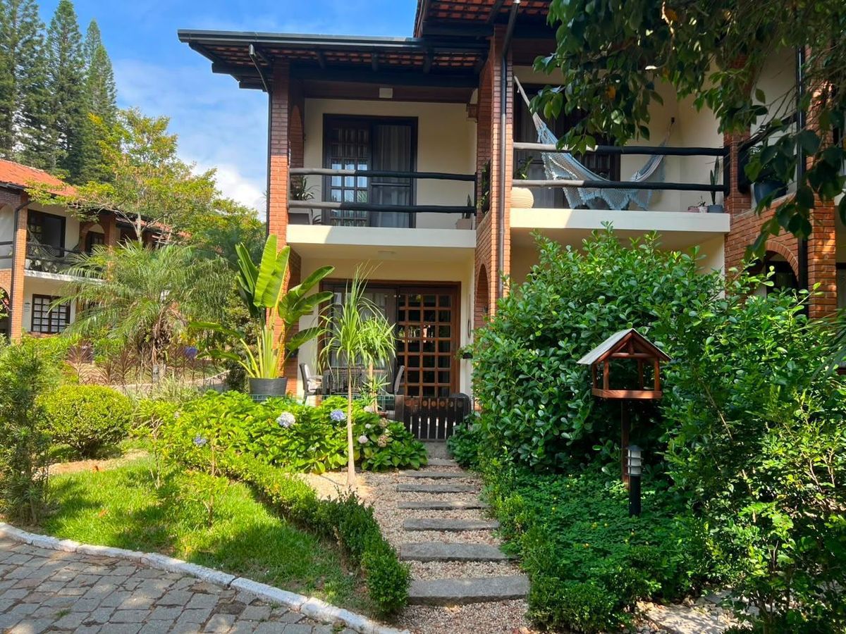 PRIVILÉGIO DE MORAR EM UM CONDOMÍNIO COM PÉ NA AREIA MAIS EXCLUSIVOS DO BRASIL. - Casa em Praia do Estaleiro, Balneário Camboriú - à venda - Praia Imóveis