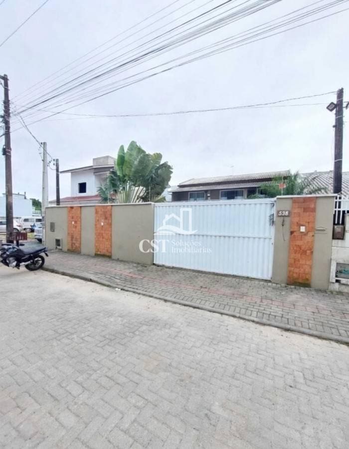 CASA À 450M DA PRAIA NO BAIRRO ITACOLOMI - Balneário Piçarras/SC - Casa em Itacolomi, Barra Velha - à venda - CST SOLUÇÕES IMOBILIARIA LTDA