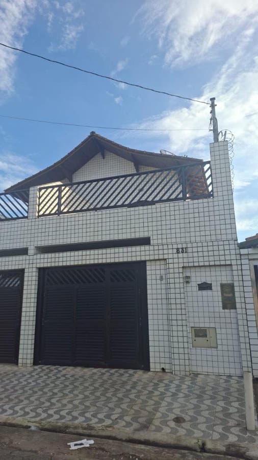 Edificação de fachada com revestimento em tiles brancos
