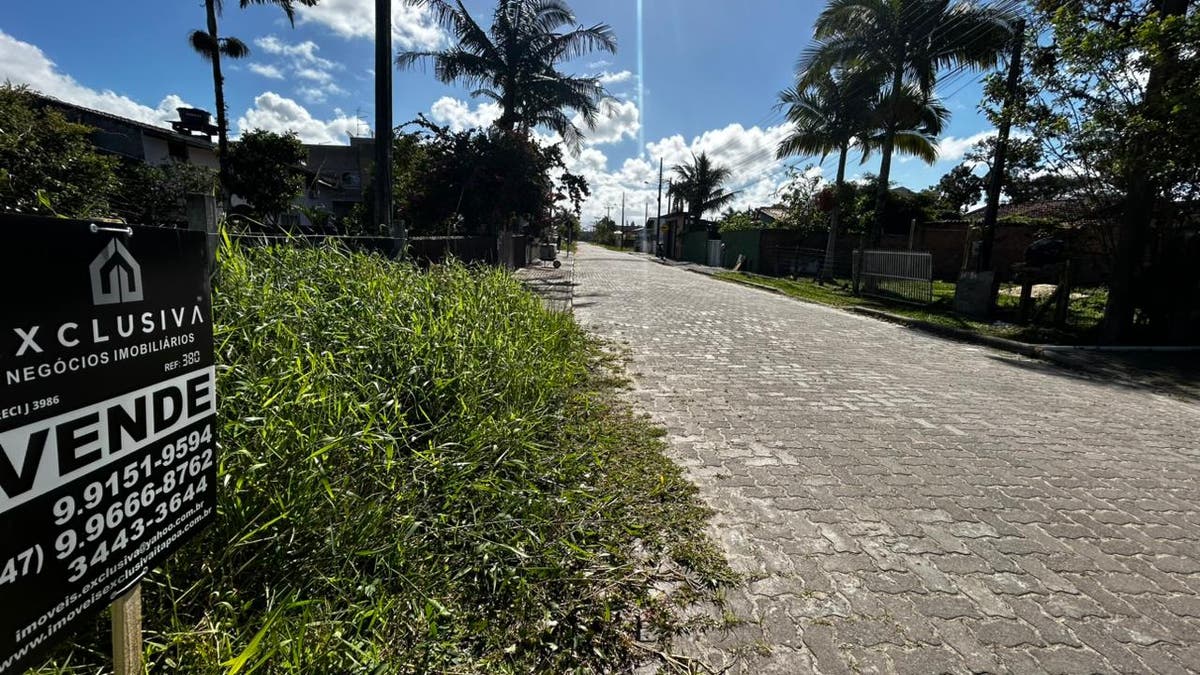 Terreno 450 m² em rua pavimentada pertinho do Mercado Bavaresco - Lote/Terreno em Itapema do Norte, Itapoá - à venda - EVEREST INVESTIMENTOS IMOBILIARIOS