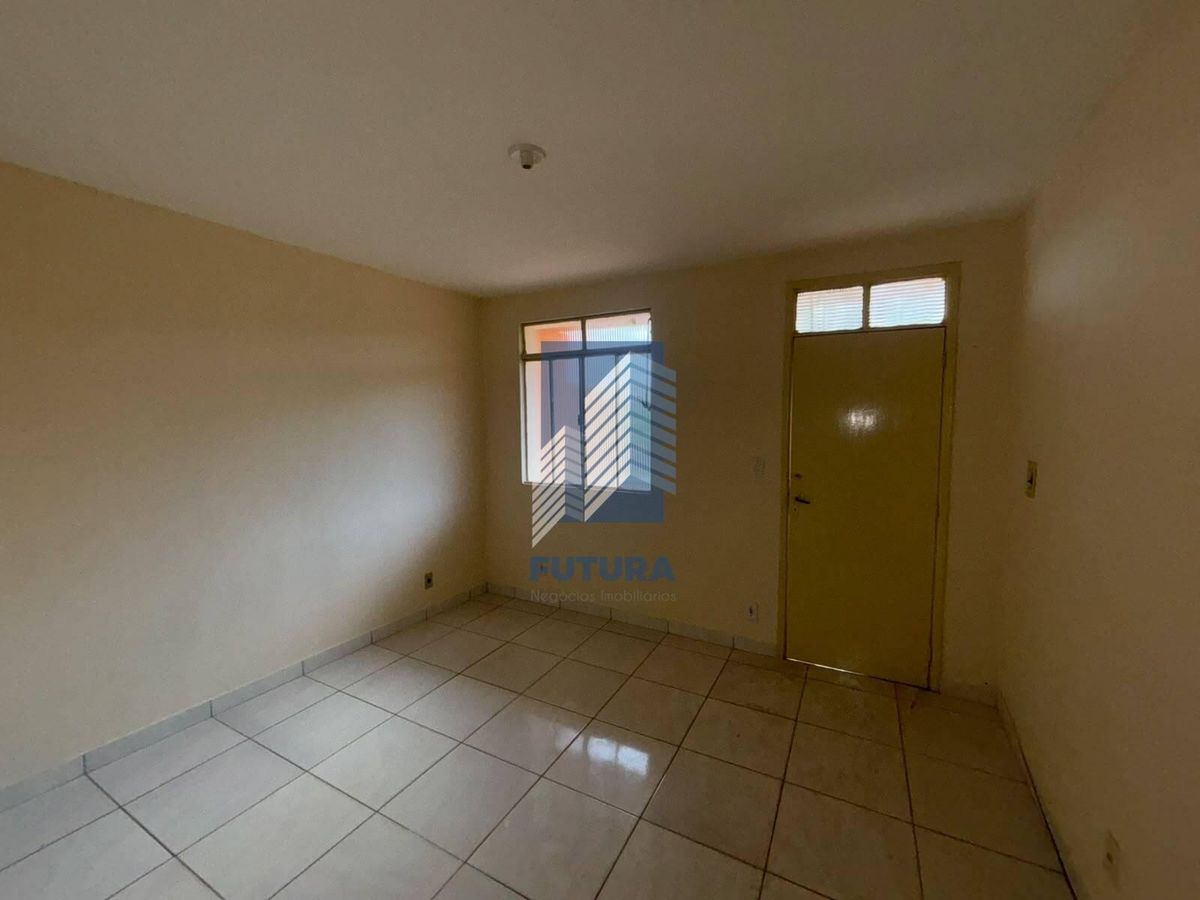 Sala vazia com parede bege e piso de cerâmica uniforme