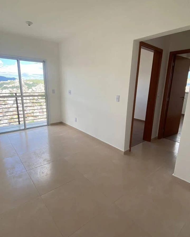 sala clara com piso porcelanato