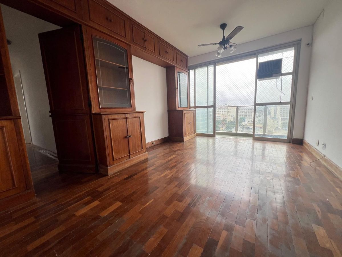 Apartamento à venda - Varanda, sala ampla, 3 quartos, 2 banheiros sociais, cozinha, dependência completa, 2 vagas de garagem, Rua Martins Pena, colado a Praça Afonso Pena. - Apartamento em Tijuca, Rio de Janeiro - à venda - MIGUEZ IMOBILIÁRIA