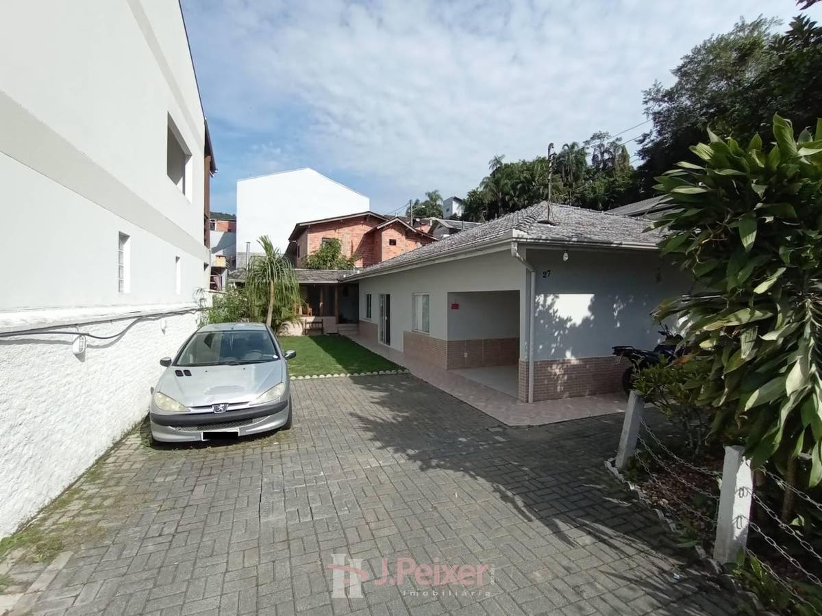 Casa com amplo terreno e 3 dormitórios sendo 1 suíte a venda no Bairro Velha Central - Casa em Velha Central, Blumenau - à venda - JPeixer Imobiliária Ltda