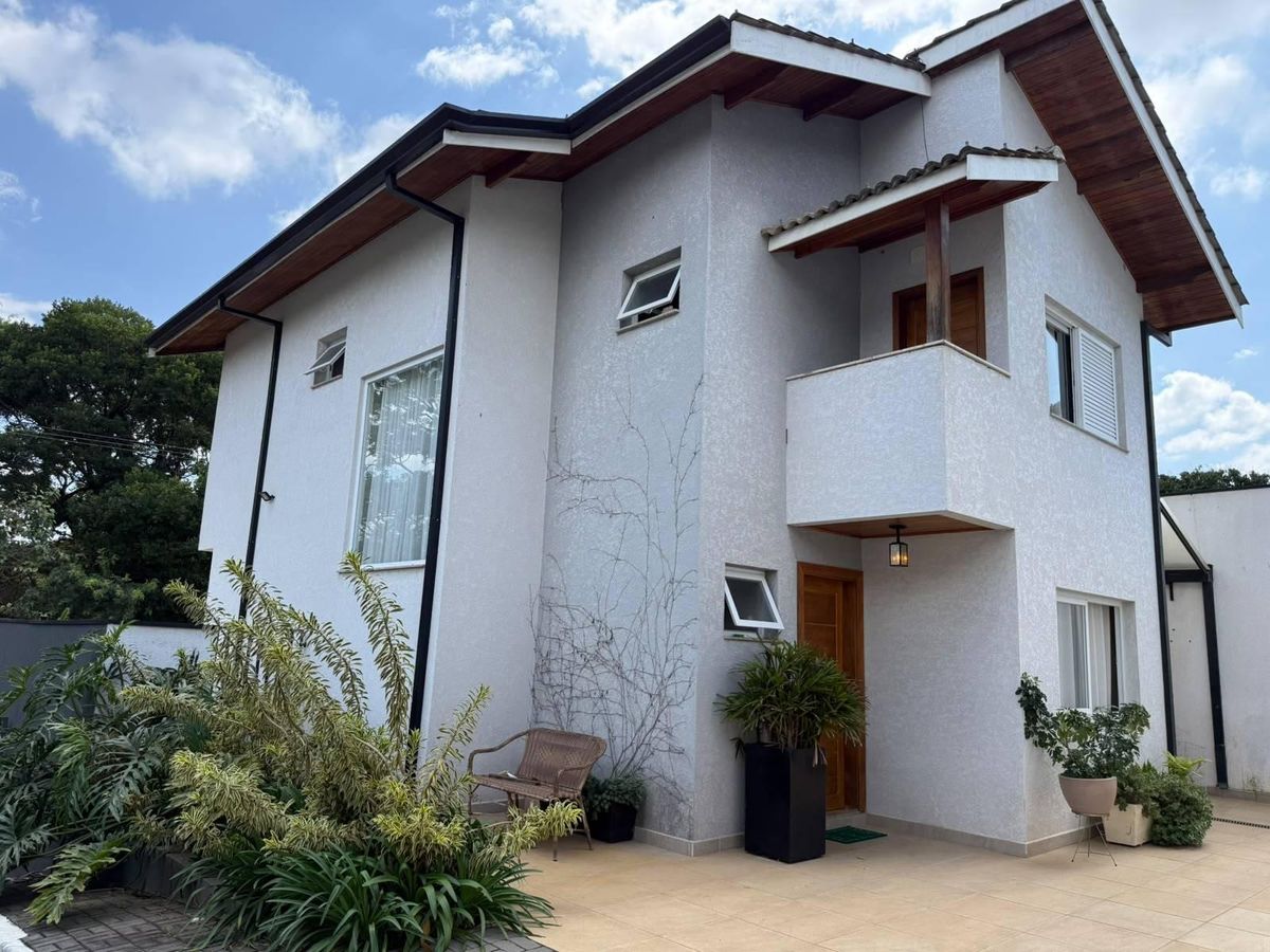 Fachada de casa com jardim