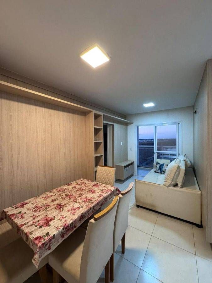 Apartamento sala com móveis, vista para a cidade, iluminação artificial