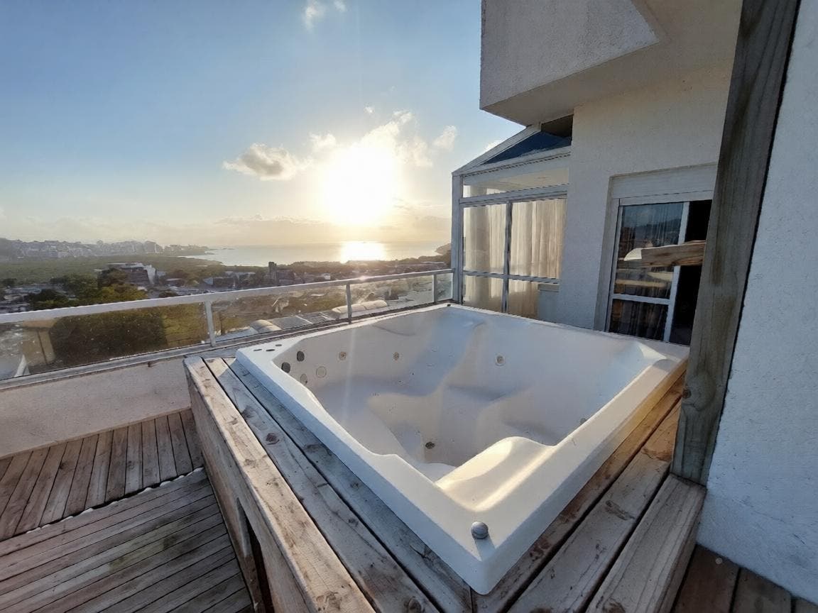 Cobertura Mobiliada com 3 Dormitórios, Jacuzzi e Vista para Área Verde – Itacorubi - Apartamento em Itacorubi, Florianópolis - para locação - Conceito Imóveis