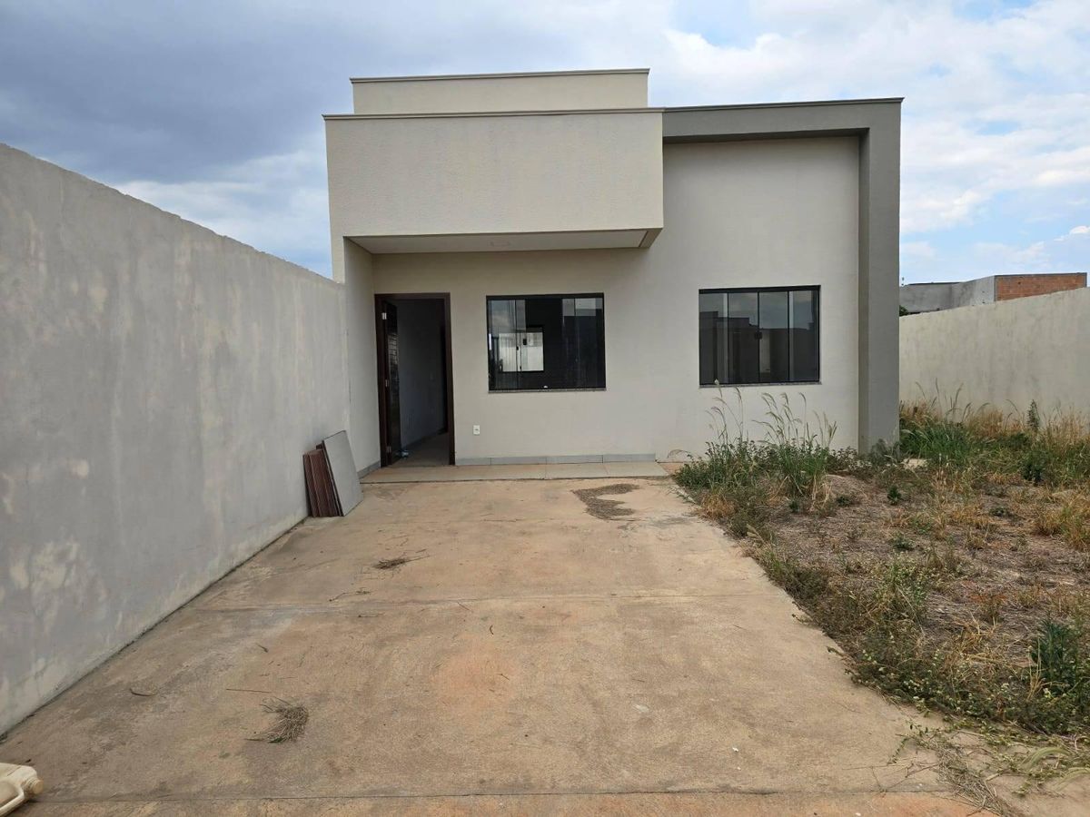 Casa moderna com acabamento liso, paredes claras, janelas pretas, frente de concreto