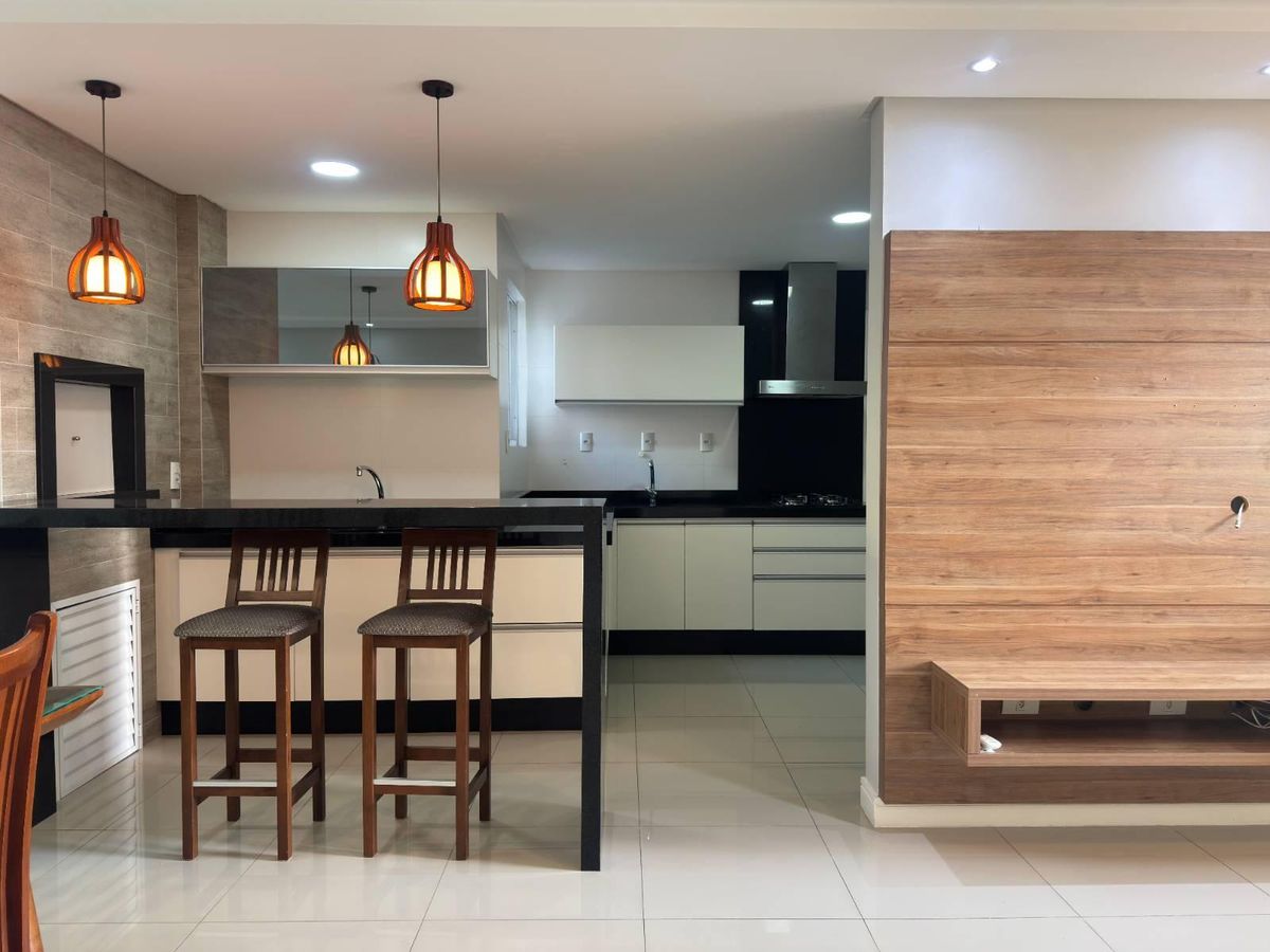 Excelente Apartamento para locação anual com 4 suítes (sendo 02 demi), em Balneário Camboriú - Apartamento em Centro, Balneário Camboriú - para locação - Desc Imóveis