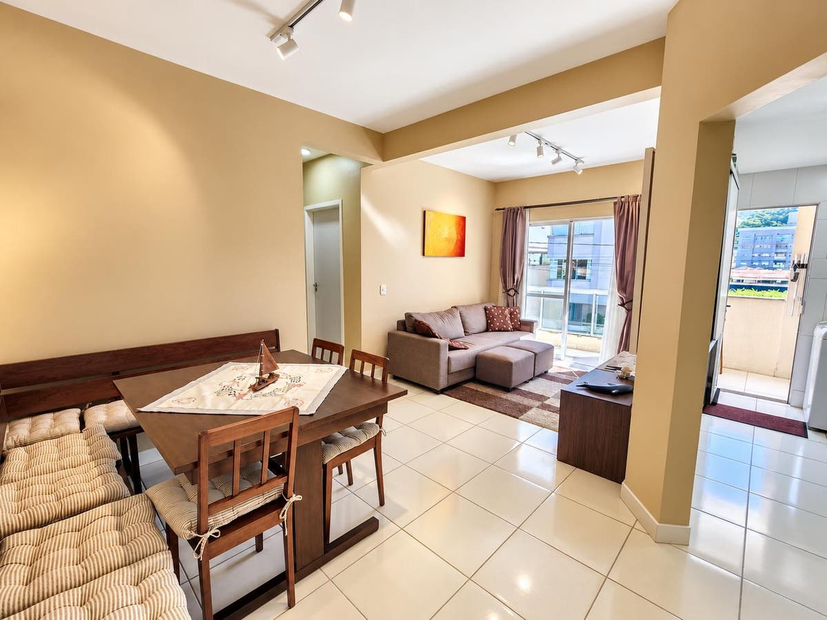 Apartamento mobiliado com 2 dormitórios e churrasqueira a 300 metros do mar em Bombas | Edifício Icaraí - Apartamento em Bombas, Bombinhas - à venda - MARCOS IMÓVEIS