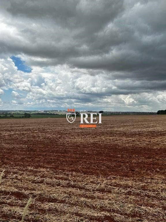 ÁREA Á VENDA - 15 KM de Rio Verde ÁREA TOTAL 1.700 m² VALOR R$ 200.000,00 AR0301 - Terreno em Rio Verde - à venda - IMOBILIARIA REI EMPREENDIMENTOS S/S LTDA